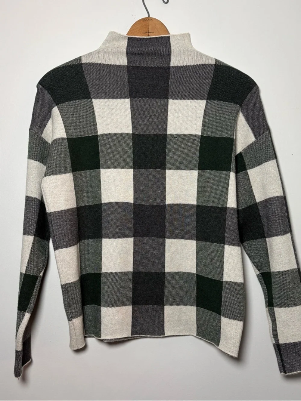 Tahari Plaid Windowpane Turtleneck Sweater Medium  Black Gray Preppy Minimalist